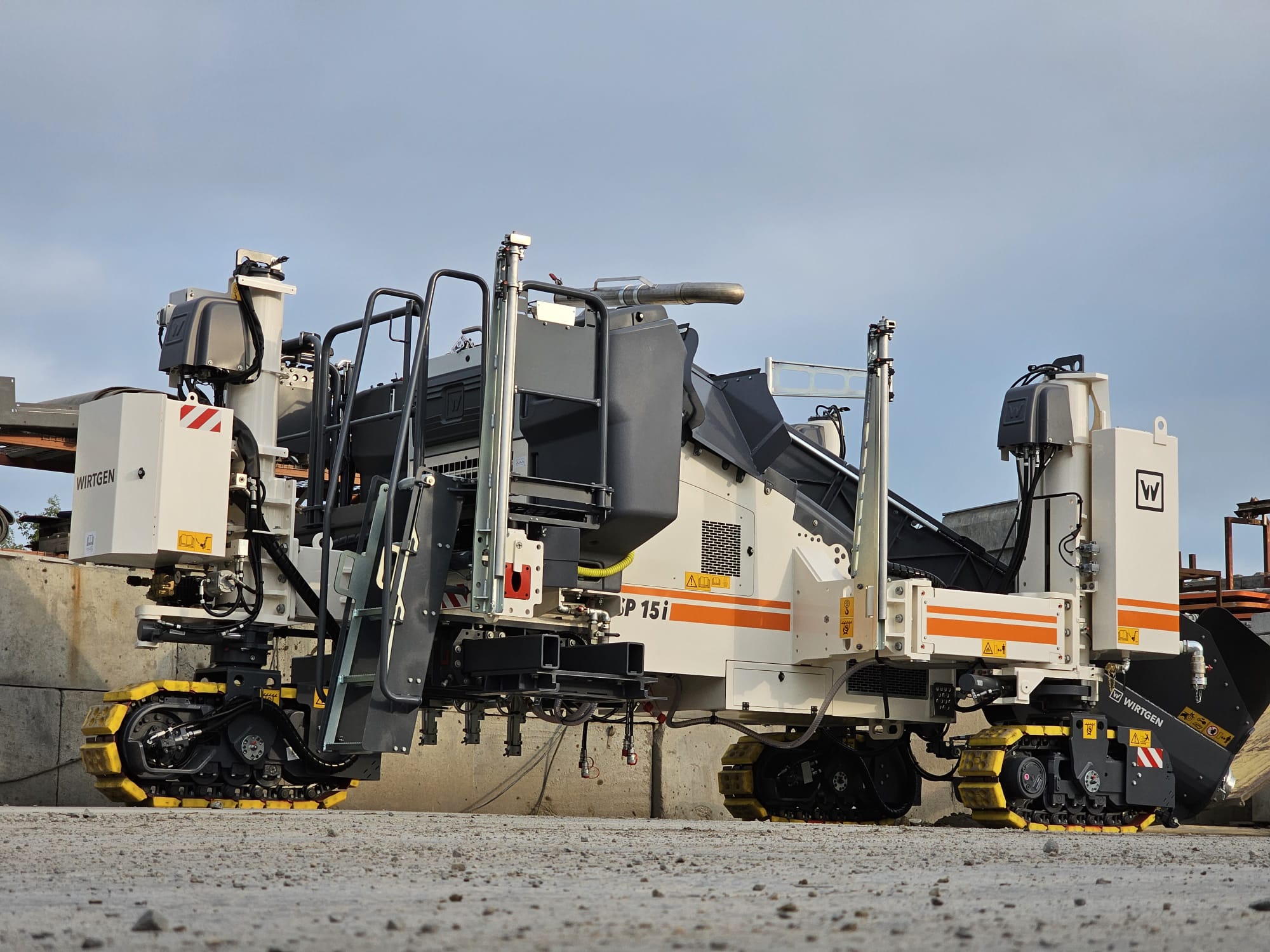 ONZE NIEUWE WIRTGEN SP15i GLIJBEKISTINGMACHINE ONZE NIEUWE WIRTGEN SP15i GLIJBEKISTINGMACHINE